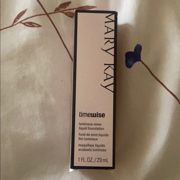 Liquid Foundation - Picture 1 of 5